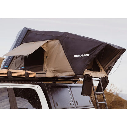 Tente de toit rigide RHINO-RACK 2100 x 1300mm installée sur un véhicule, aspect robuste et aérodynamique, prête pour le camping.