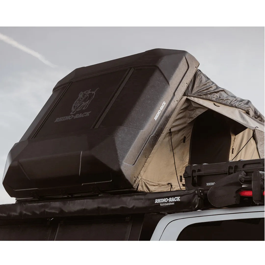 Tente de toit rigide RHINO-RACK de 2100 x 1300 mm, installation facile, idéale pour camping et aventures en plein air.