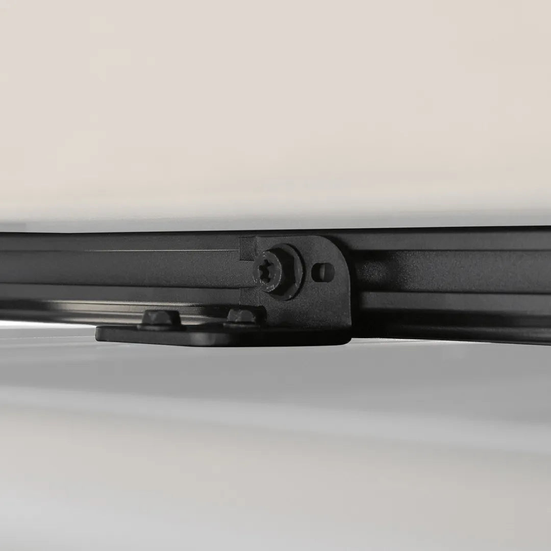 Tente de toit rigide RHINO-RACK de 2100 x 1300mm, installée sur un véhicule, en toile robuste avec fenêtres et porte.