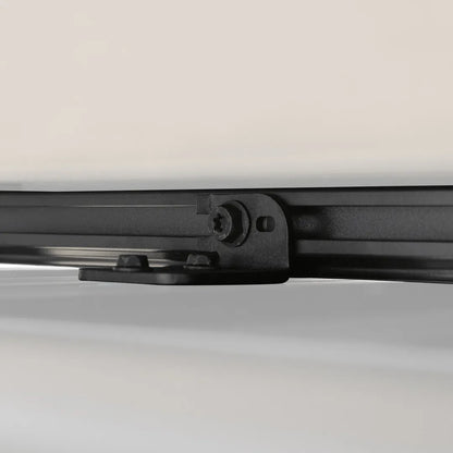 Tente de toit rigide RHINO-RACK de 2100 x 1300mm, installée sur un véhicule, en toile robuste avec fenêtres et porte.