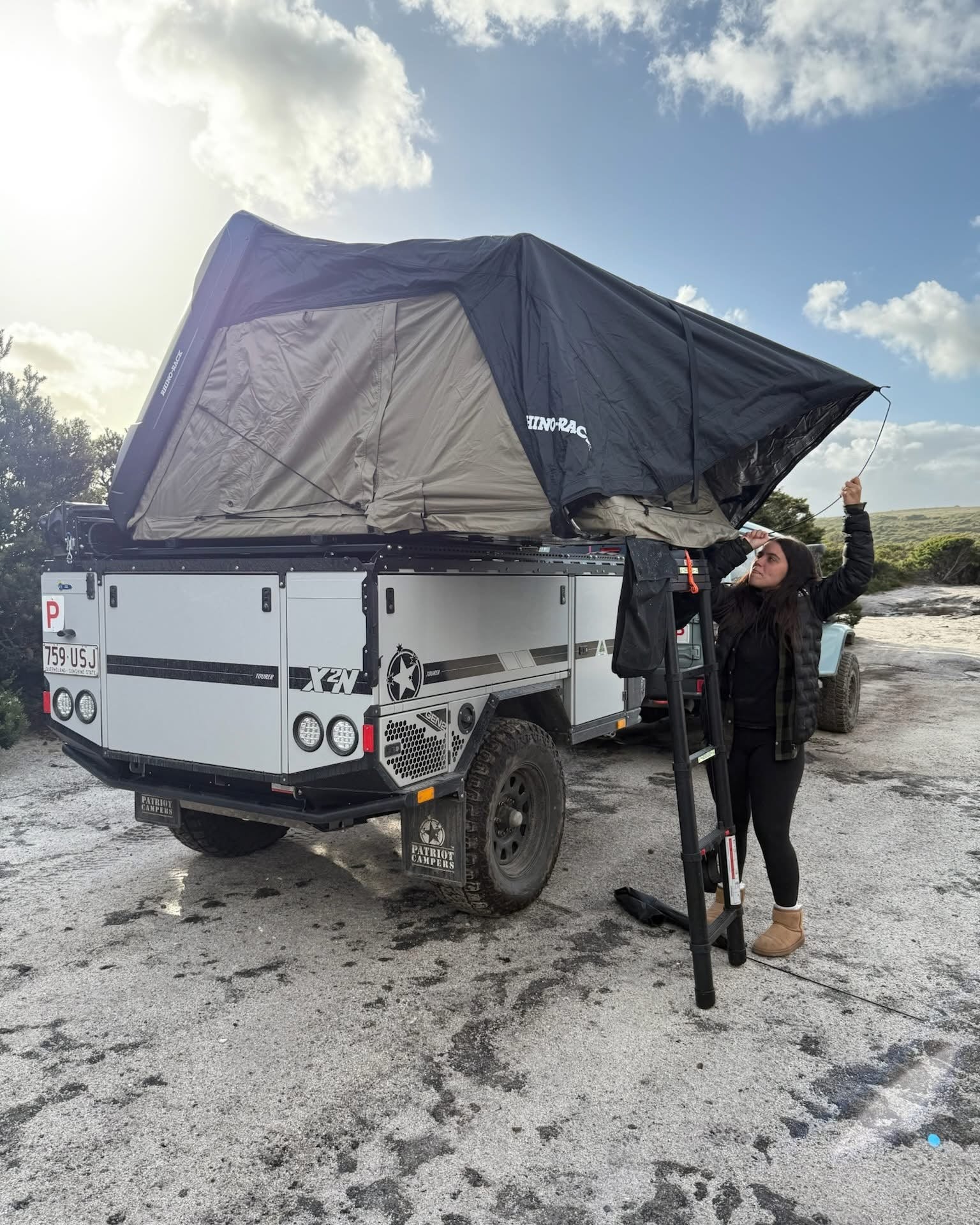 Tente de toit rigide RHINO-RACK de 2100 x 1300 mm, montage sur véhicule, avec fenêtre et ouverture pour camping outdoor.
