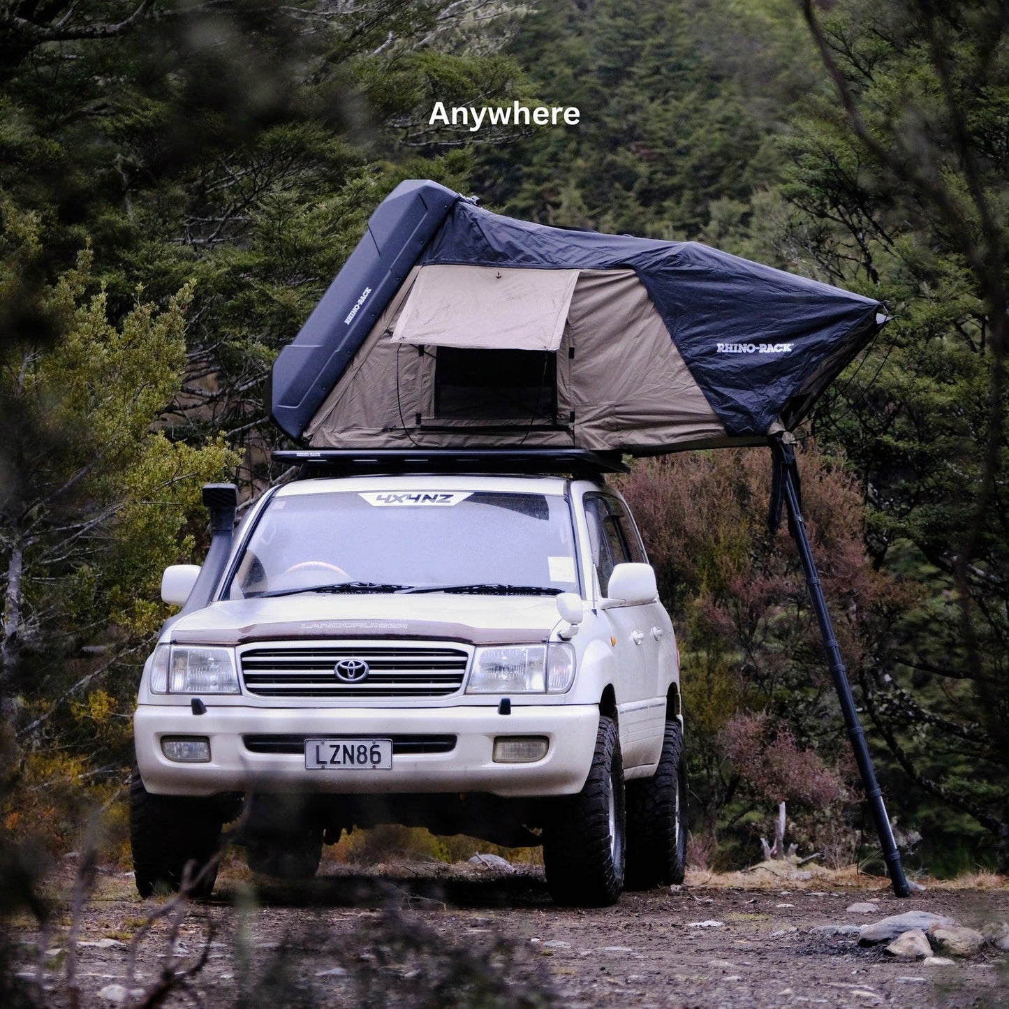 Tente de toit rigide RHINO-RACK 2100 x 1300mm installée sur un véhicule, idéale pour camping et aventures en plein air.