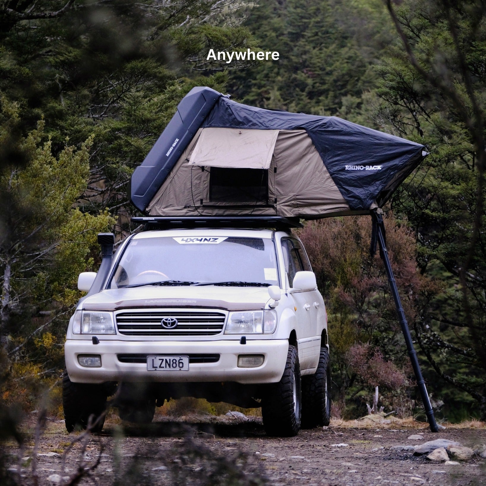 Tente de toit rigide RHINO-RACK 2100 x 1300mm installée sur un véhicule, idéale pour camping et aventures en plein air.
