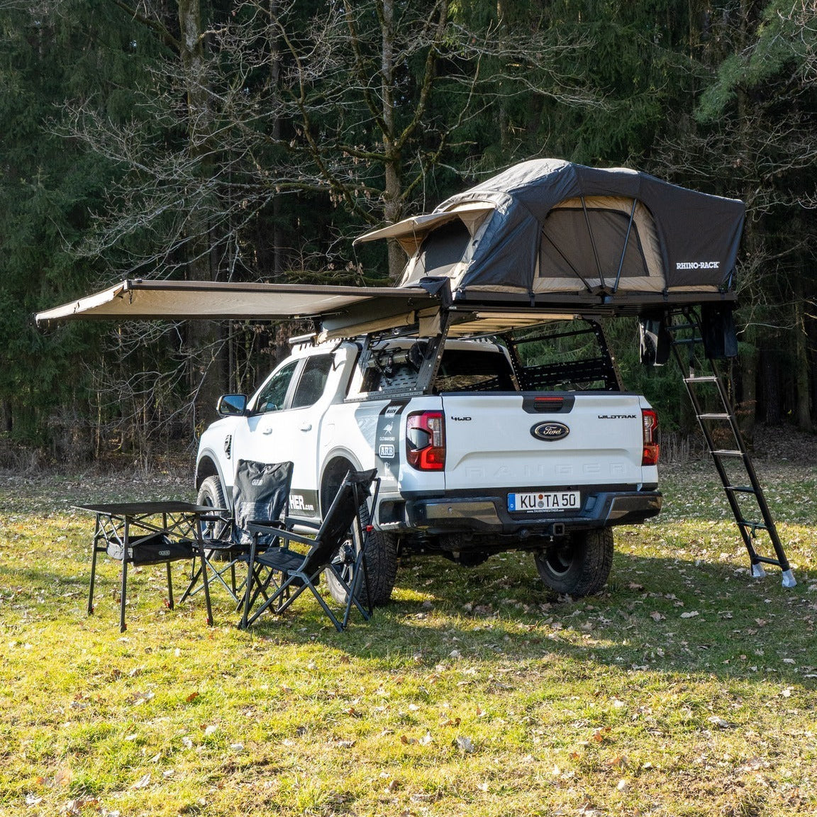 Tente de toit souple RHINO-RACK 2100 x 1300mm, installation sur véhicule, tissu résistant et fenêtres en filet.