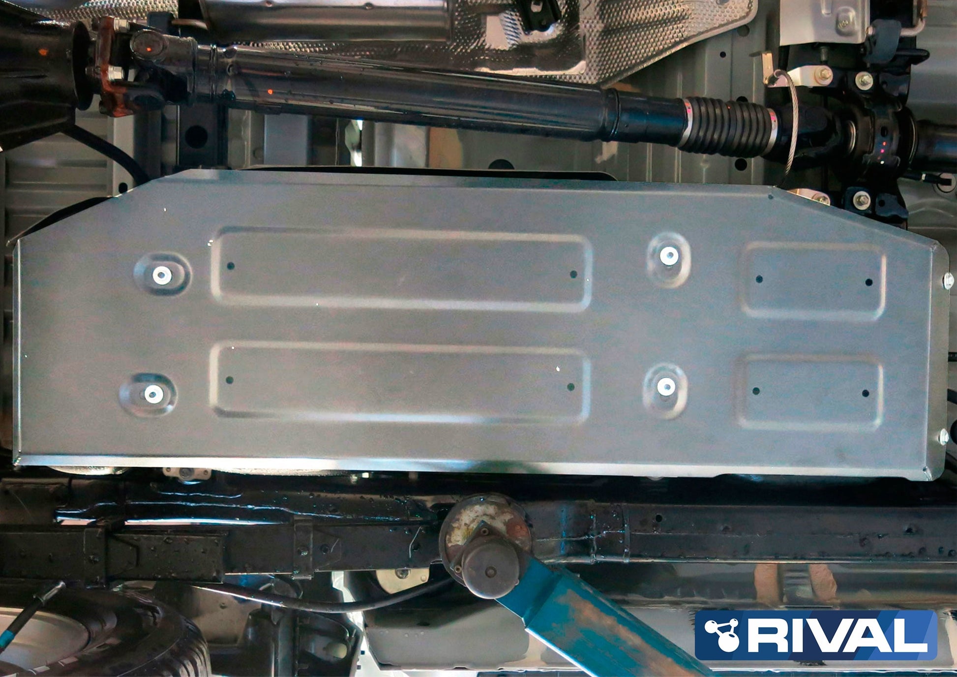 Protection inférieure en aluminium 6mm pour Toyota Hilux Revo 2016+ par RIVAL 4X4, kit de protections intégrales robustes.