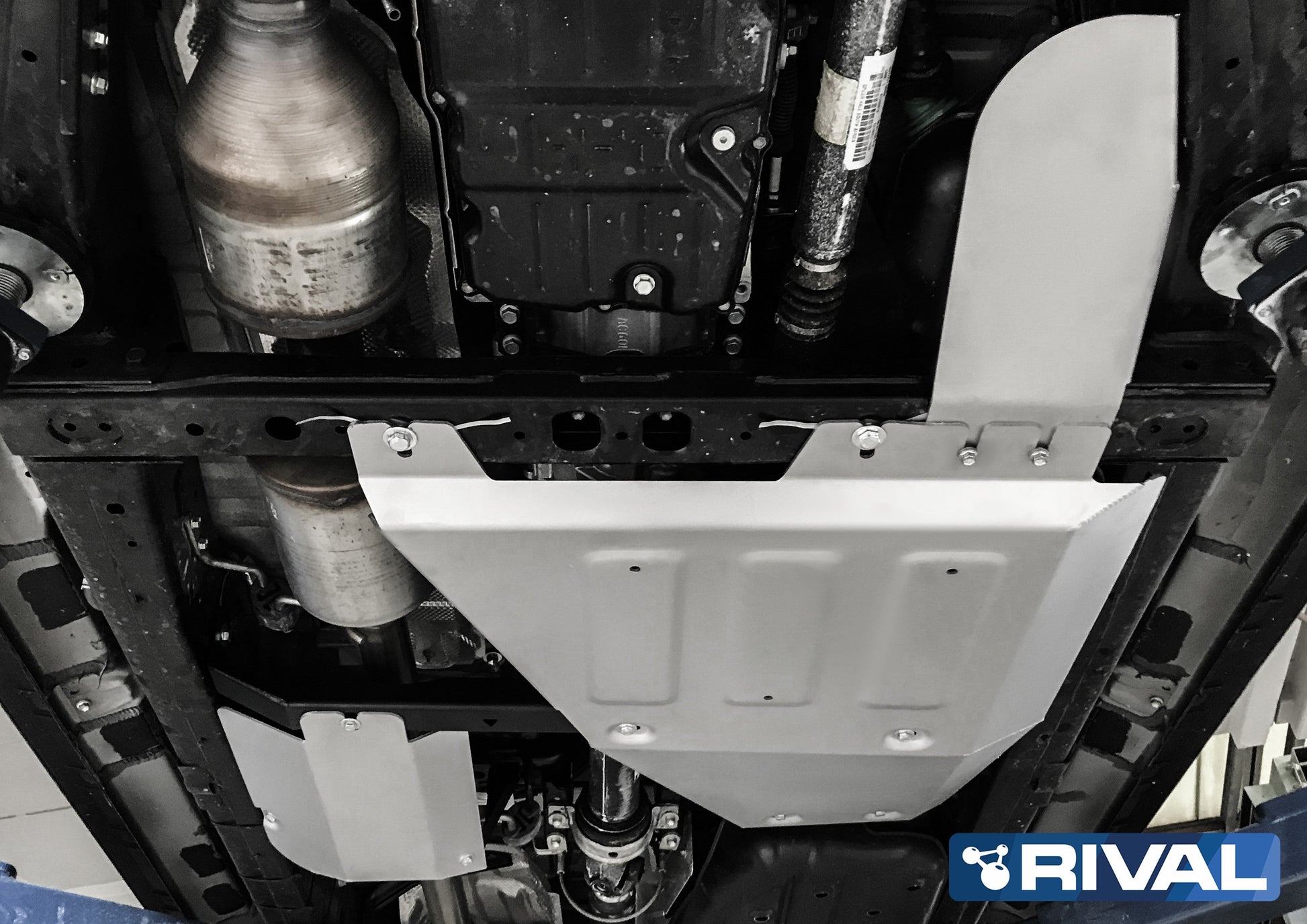 Kit protections inférieures RIVAL 4X4 pour Toyota Hilux Revo 2016+ en aluminium 6mm, protections intégrales robustes pour le véhicule.