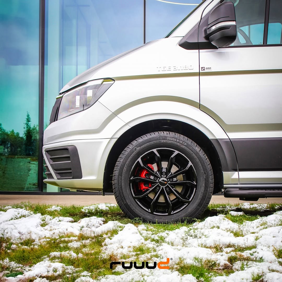 Jante aluminium RUUUD 8x18, 5x120, ET50, finition glossy black, pour voiture, vue de face avec détails de la surface.