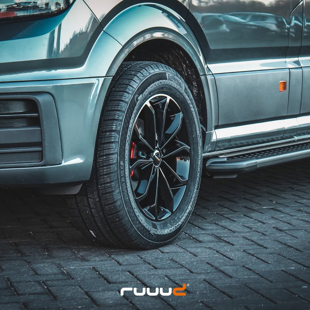 Jantes en aluminium RUUUD 8x18, 5x120, ET50, finition gloss black, pour voiture, avec détails du design.