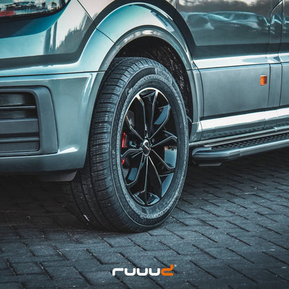 Jantes en aluminium RUUUD 8x18, 5x120, ET50, finition gloss black, pour voiture, avec détails du design.