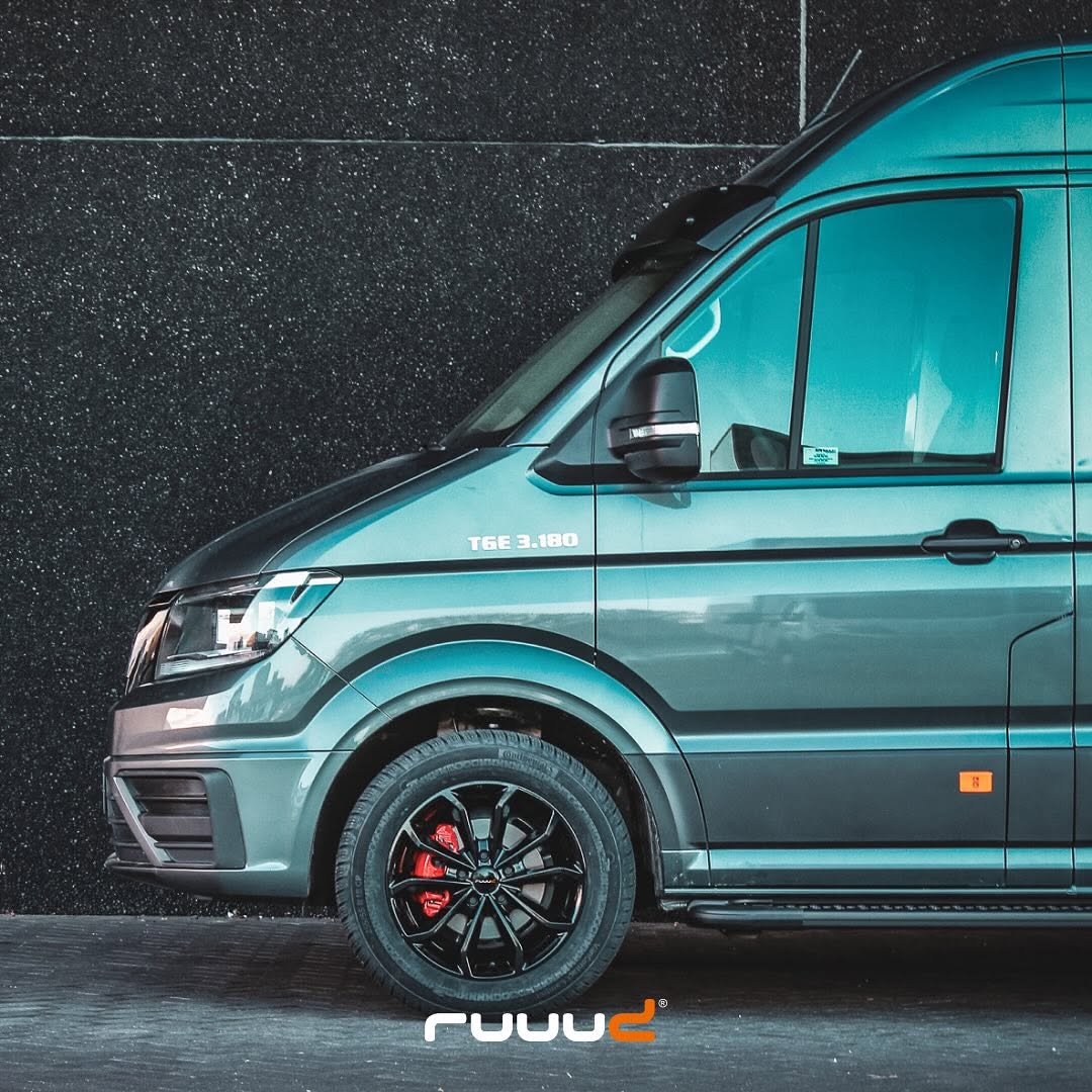 Jante en aluminium RUUUD 8x18 pouces, 5x120 ET50, noir brillant, pour voiture, vue de face avec finition gloss black.