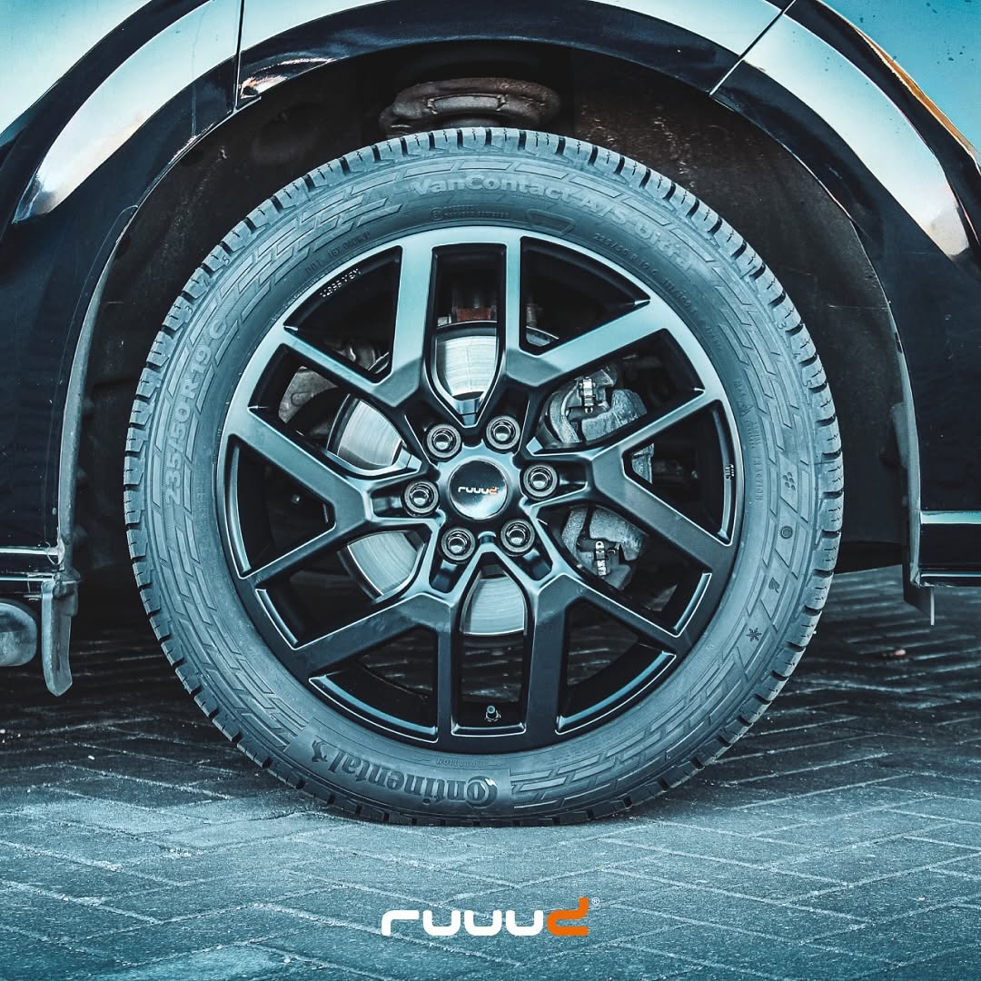 Jante aluminium RUUUD Bastogne 7,5x19 pouces, 6x120 ET52, finition noire mate, design moderne pour voiture.