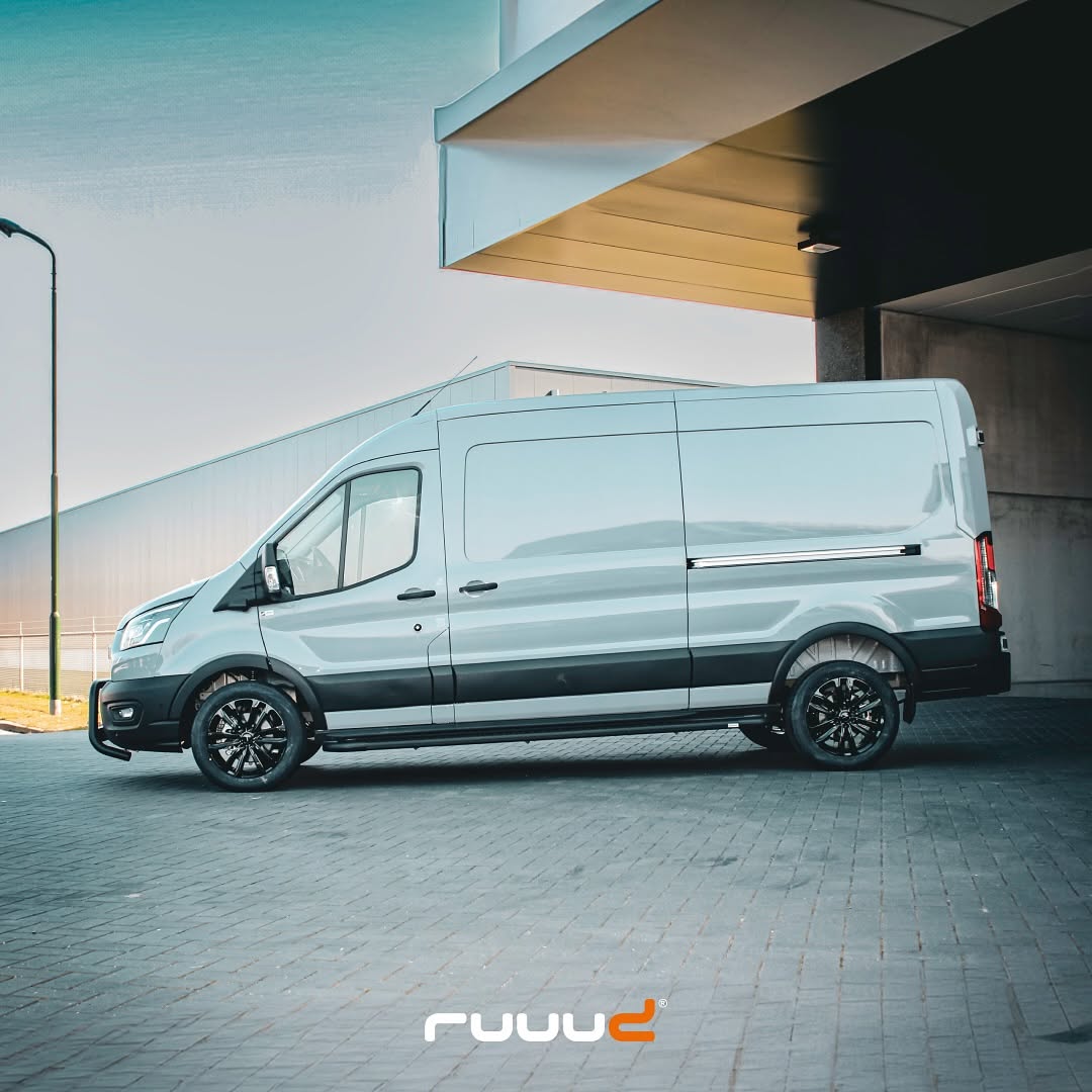 Jante en aluminium RUUUD Namur 7,5x17 en noir brillant, compatible 6x125, ET50, CTR74.1, pour voiture sportive.