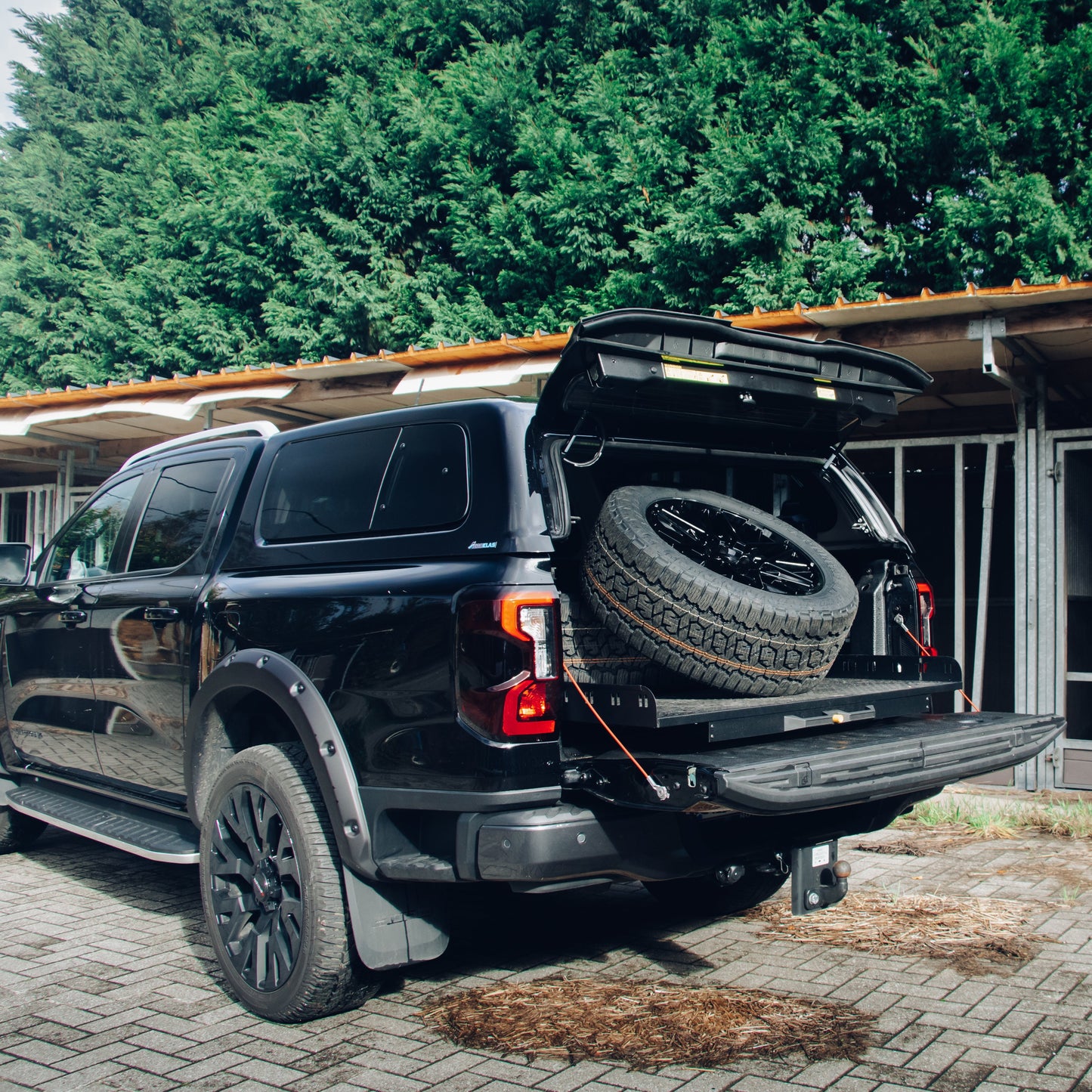 Plateau coulissant RUUUD pour Maxus T90/T60 Double Cab 2022, surface en acier robuste avec mécanisme de glissement.