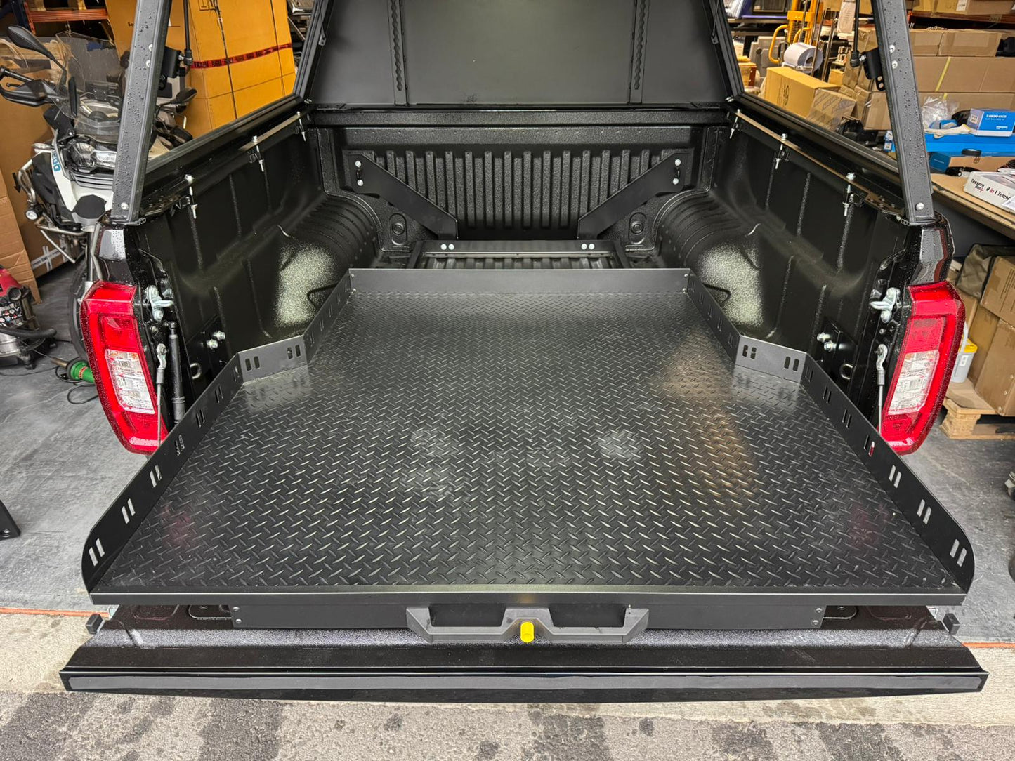 Plateau coulissant RUUUD pour Maxus T90/T60 Double Cab 2022, montage robuste et pratique pour le coffre.