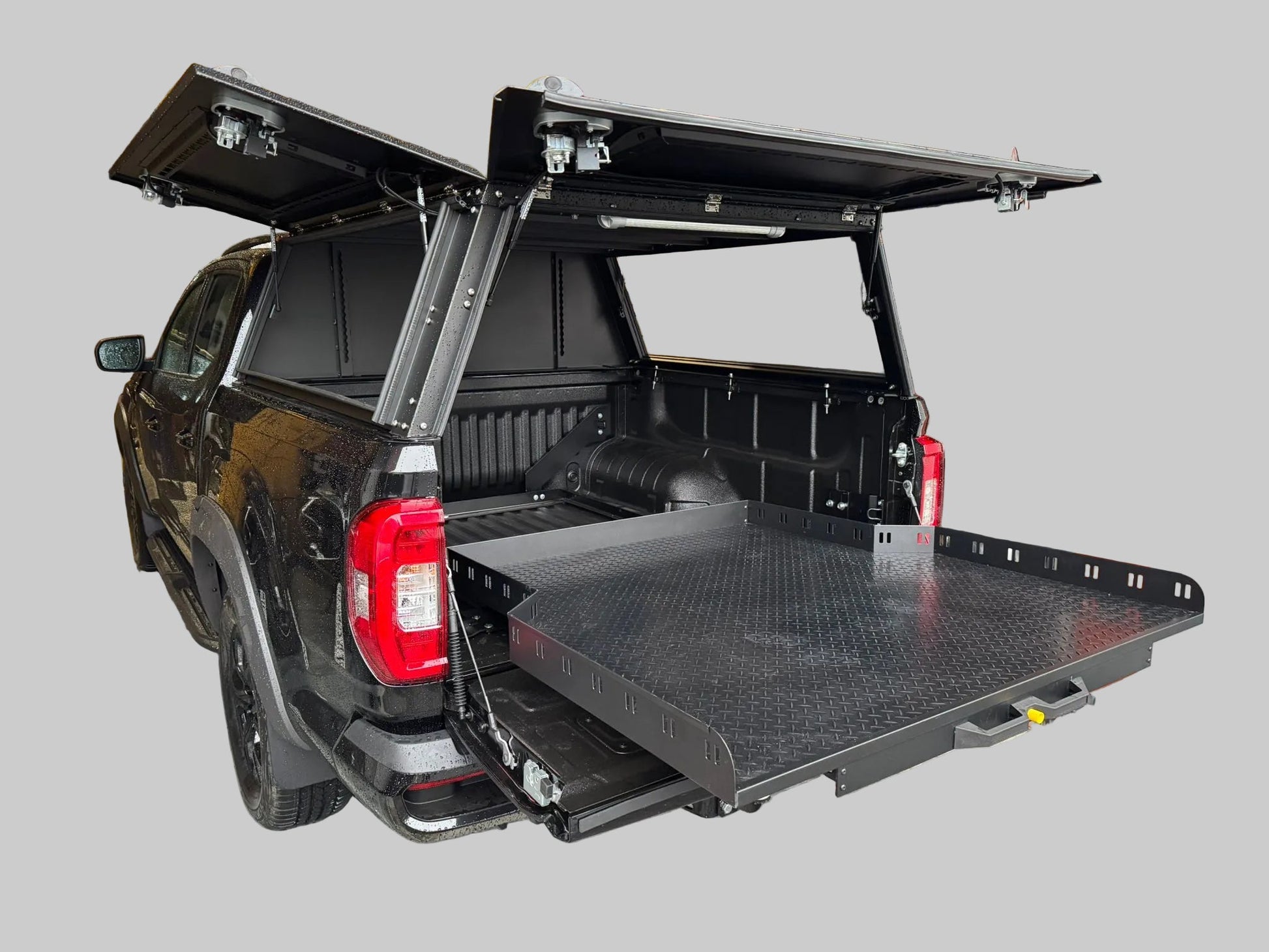 Plateau coulissant RUUUD pour Maxus T90/T60 Double Cab 2022, surface en métal robuste avec rails latéraux.