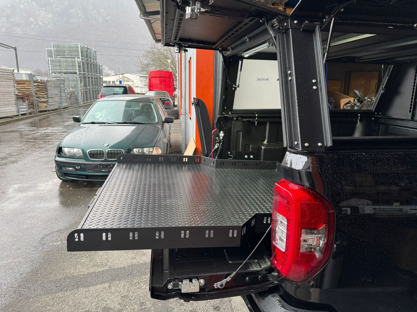 Plateau coulissant RUUUD pour Maxus T90/T60 Double Cab 2022, surface en métal robuste avec rails intégrés.