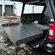 Plateau coulissant RUUUD pour Maxus T90/T60 Double Cab 2022, surface en métal robuste avec rails latéraux.
