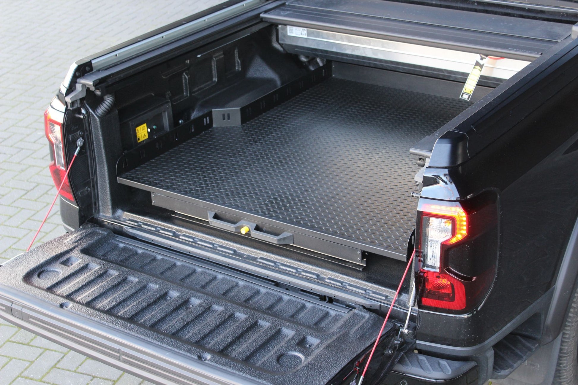 Plateau coulissant RUUUD pour VW Amarok 2010-2022 double cabine, surface robuste et extension pratique visible sur l'image.