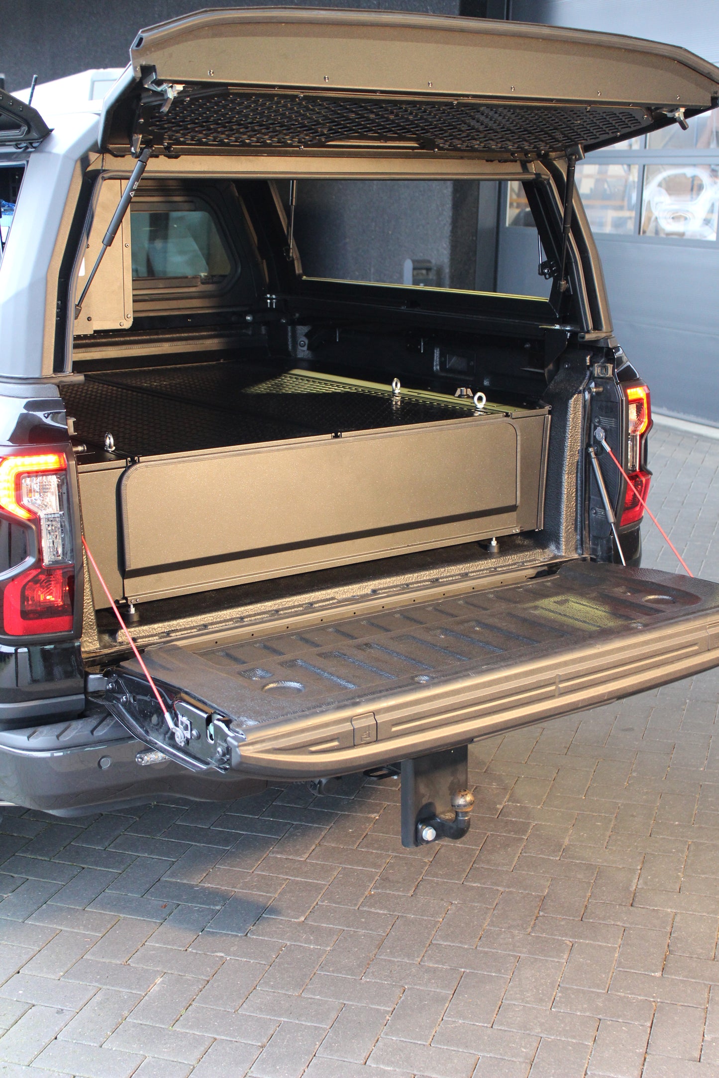 Système double tiroir RUUUD pour Ford Ranger Next Gen 2023+ PHEV, tiroirs robustes et spacieux, installation dans le véhicule.
