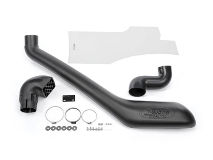 Snorkel Safari 4x4 pour Nissan Navara D23 NP300 2015+, coque en plastique noir, monté sur le côté du véhicule.