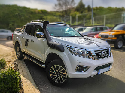 Snorkel Safari 4x4 pour Nissan Navara D23 NP300 2015+, fixation sur le côté du véhicule, en plastique noir robuste.