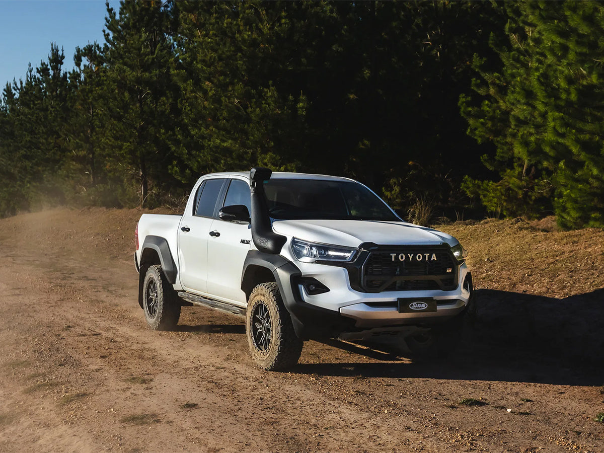 Snorkel Safari Armax pour Toyota Hilux Invincible / GR Sport 2021+ avec fixation en plastique noir, adapté à la conduite tout-terrain.
