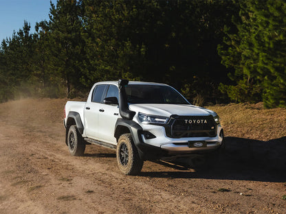 Snorkel Safari Armax pour Toyota Hilux Invincible / GR Sport 2021+ avec fixation en plastique noir, adapté à la conduite tout-terrain.