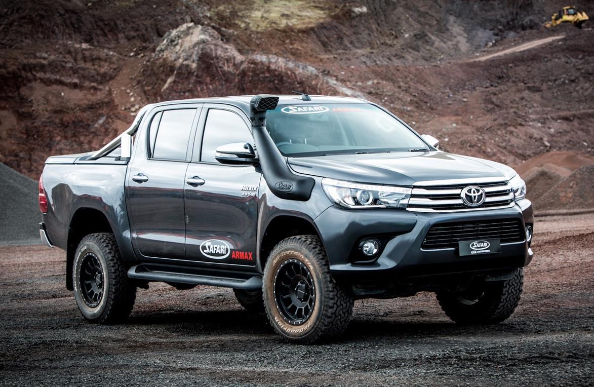 Snorkel Safari Armax pour Toyota Hilux Invincible et GR Sport 2021+, monté sur le véhicule, en couleur noir.