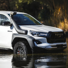 Snorkel Safari Armax pour Toyota Hilux Invincible et GR Sport 2021+, montrant le design noir du snorkel installé sur le véhicule.