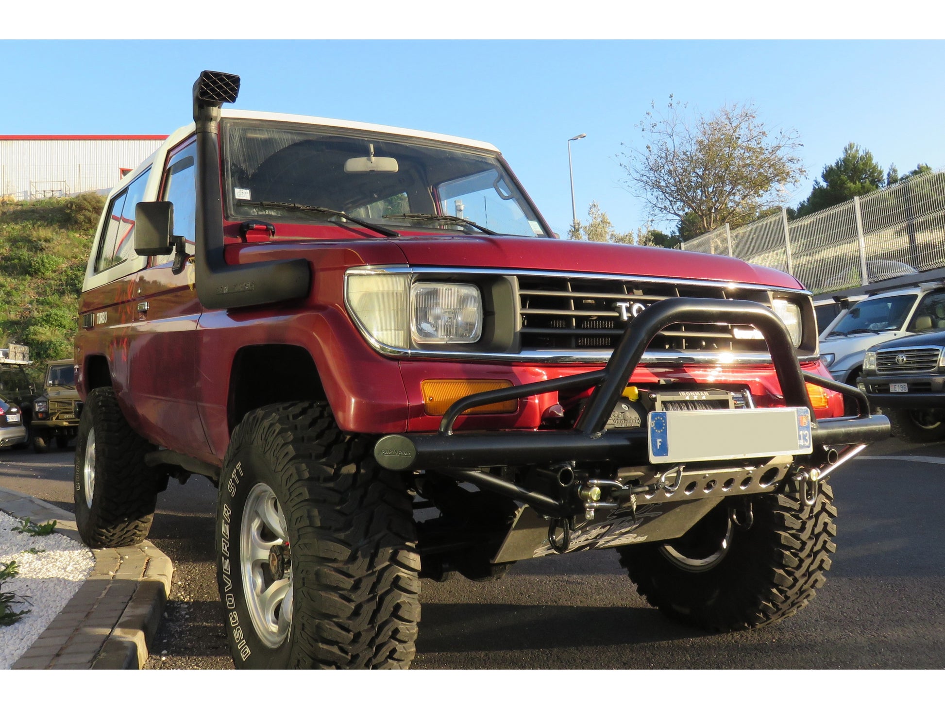 Snorkel Safari 4x4 pour Toyota Land Cruiser LJ7 KZJ7 1990-1996, fixation sur le côté du véhicule, en plastique noir robuste.