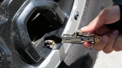 Compresseur T-MAX Storm Pump 150 PSI pour 4x4, vue du compresseur avec manomètre et raccords, idéal pour pneus tout-terrain.