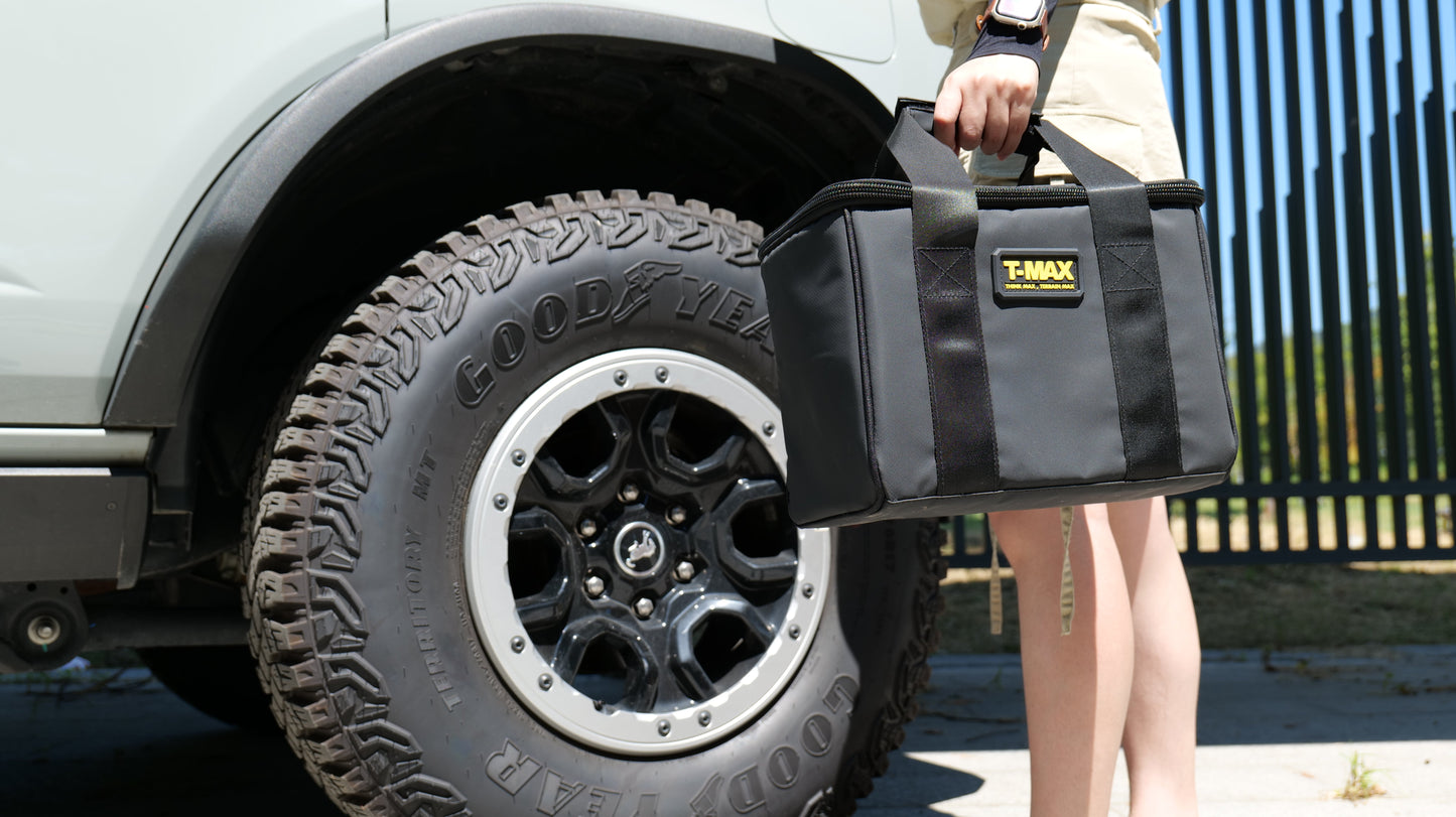 Compresseur T-MAX Storm Pump 150 PSI pour 4x4, image montrant le compresseur portable noir avec écran et boutons de contrôle
