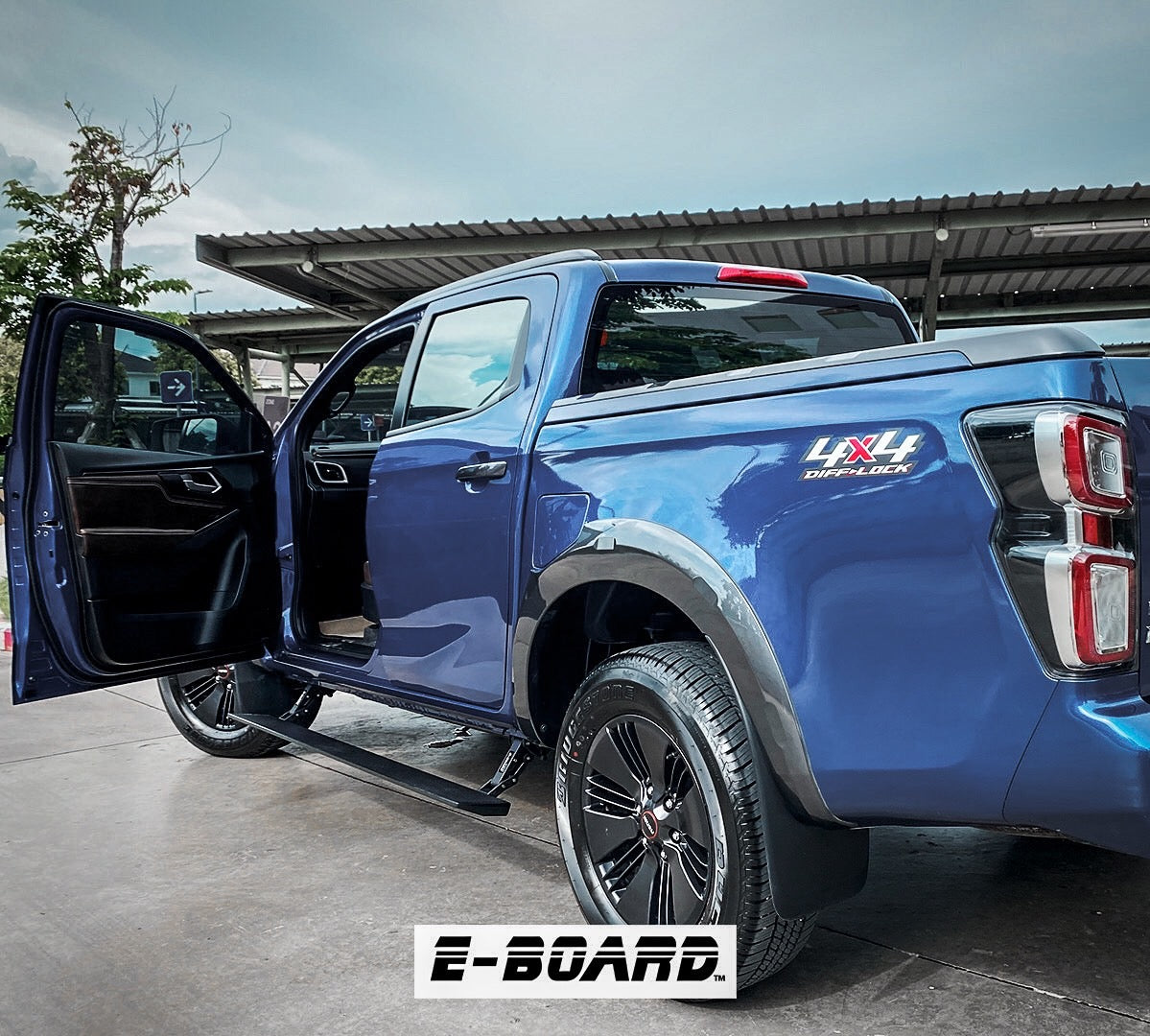 Marche-pieds électriques T-MAX pour Isuzu D-Max 2014-2019 double-cab, fixation robuste et design pratique.