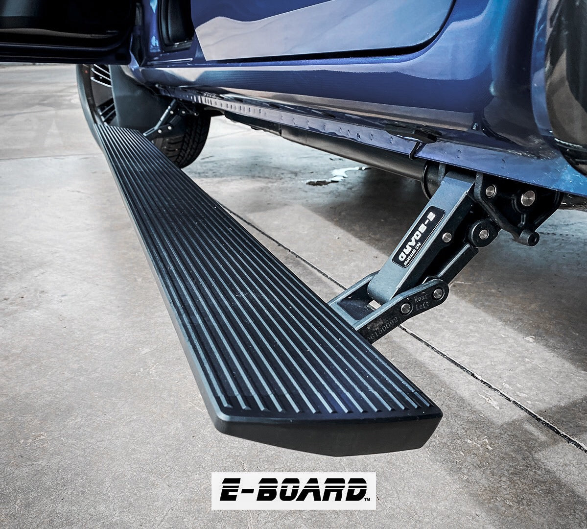 Marche-pieds électriques T-MAX pour Isuzu D-Max 2014-2019 Double-Cab, accessoire E-Board, visible en image.