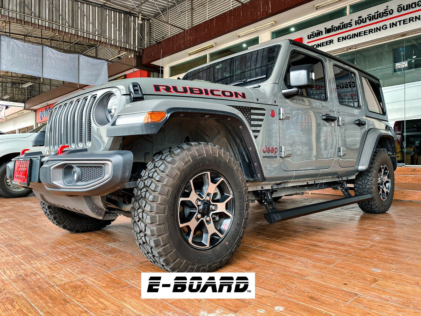 Marche-pieds électriques T-MAX pour Jeep JK 2007-2018, Powerboard, fixation robuste, vue en situation sur le véhicule.