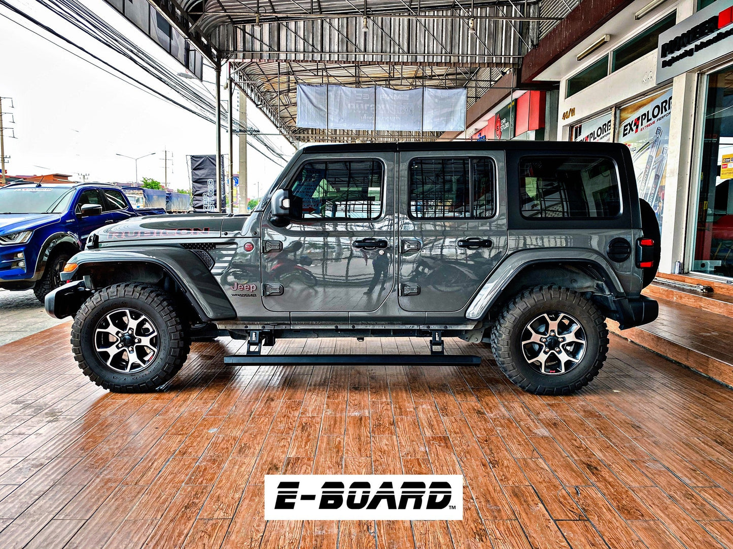 Marche-pieds électriques T-MAX pour Jeep JK 2007-2018, accessoire robuste avec surface antidérapante, installé sur le véhicule.