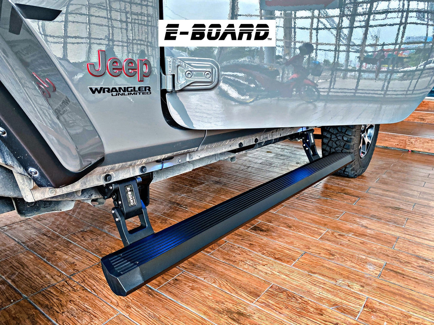 Marche-pieds électriques T-MAX pour Jeep JK 2007-2018, Powerboard, fixation robuste et surface antidérapante visible sur l'image.
