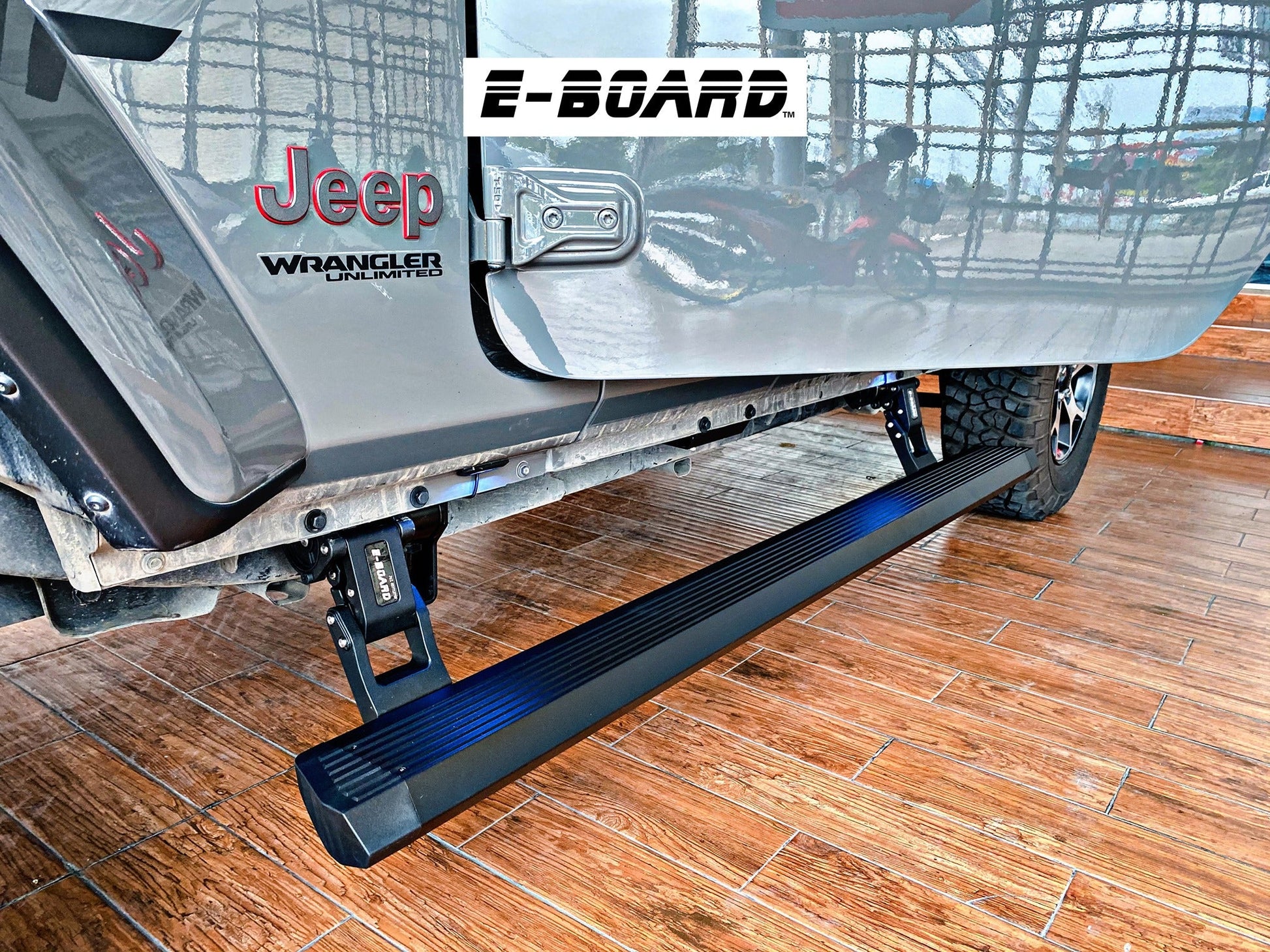 Marche-pieds électriques T-MAX pour Jeep JK 2007-2018, Powerboard, fixation robuste et surface antidérapante visible sur l'image.