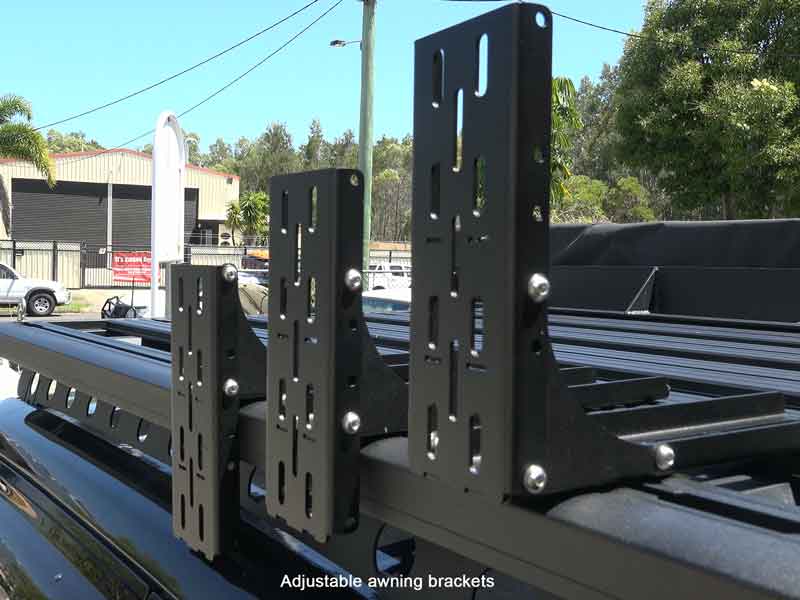 Auvent auto-portant 270° XT MAX de The Bush Company pour 4x4, installé sur un véhicule tout-terrain.