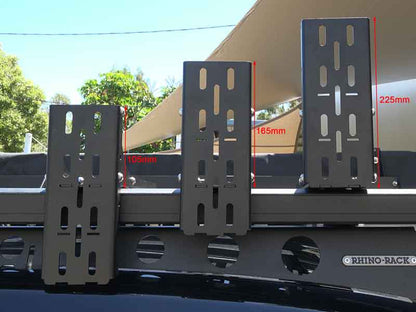 Auvent auto-portant 270° XT MAX de The Bush Company, installé sur un véhicule 4x4, avec support robuste et couverture résistante.