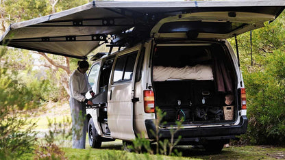 Auvent auto-portant 270° XT MAX de The Bush Company pour véhicule 4x4, installé sur un toit de voiture tout-terrain.
