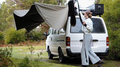 Auvent auto-portant 270° XT MAX de The Bush Company pour véhicule 4x4, avec structure robuste et fixation solide.