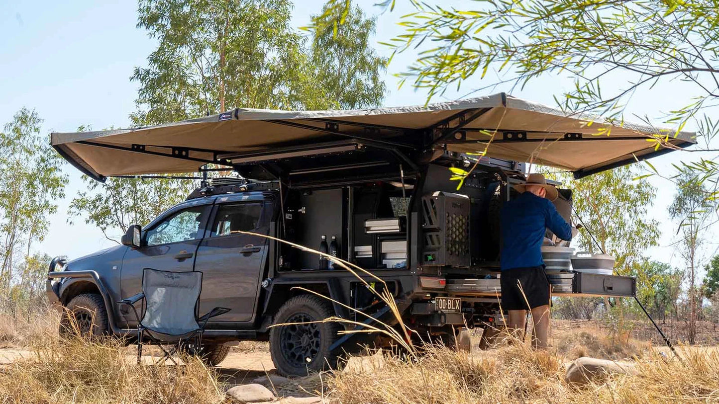 Auvent auto-portant 270° XT MAX de The Bush Company pour 4x4, installé sur un véhicule tout-terrain.