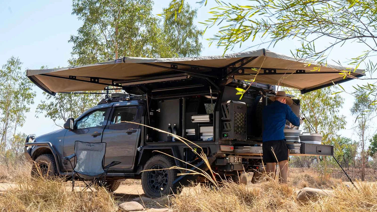 Auvent auto-portant 270° XT MAX de The Bush Company pour 4x4, installé sur un véhicule tout-terrain.
