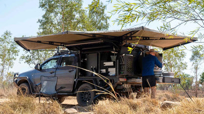 Auvent auto-portant 270° XT MAX de The Bush Company pour 4x4, installé sur un véhicule tout-terrain.