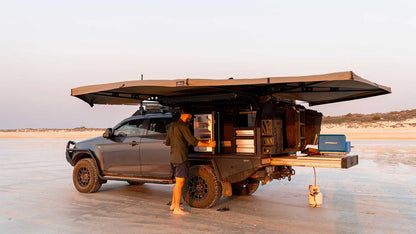 Auvent auto-portant 270° XT MAX de The Bush Company pour 4x4, montrant la structure robuste et l'installation sur véhicule.