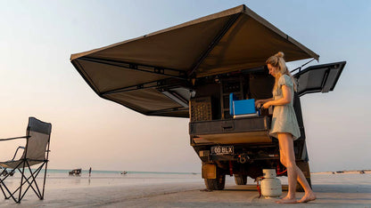 Auvent auto-portant 270° XT MAX de The Bush Company pour 4x4, installé sur un véhicule tout-terrain, offrant protection et espace supplémentaire.