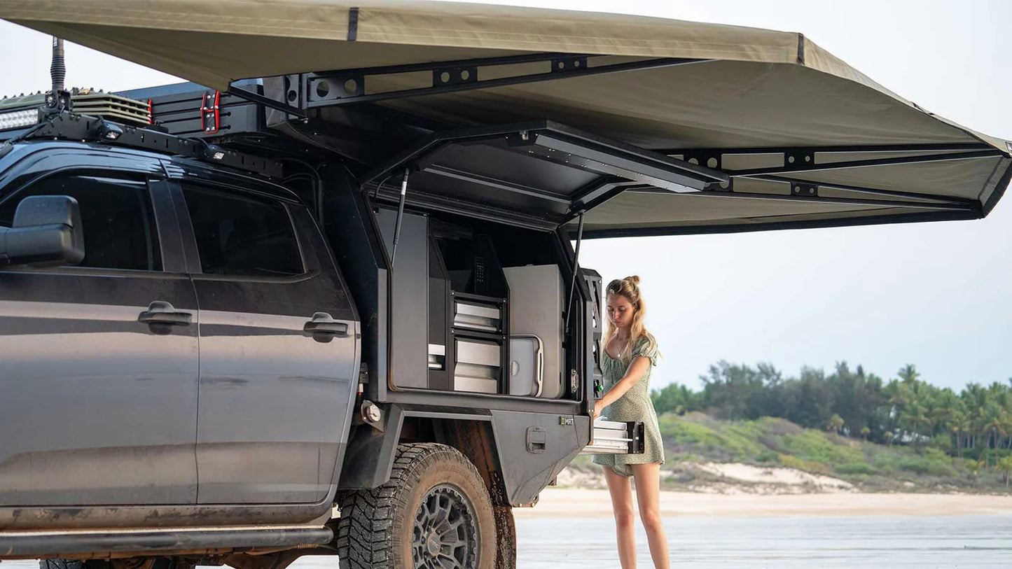 Auvent auto-portant 270° XT MAX de The Bush Company pour véhicules 4x4, en tissu solide et cadre robuste.