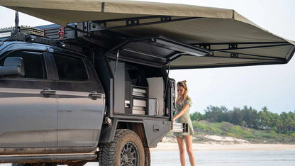 Auvent auto-portant 270° XT MAX de The Bush Company pour véhicules 4x4, en tissu solide et cadre robuste.