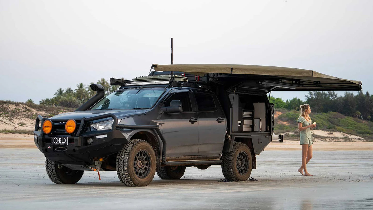 Auvent auto-portant 270° XT MAX de The Bush Company, robuste pour véhicules 4x4, installé sur un véhicule tout-terrain.